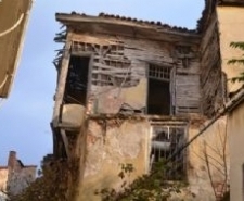 YIKILMAYA YÜZ TUTMUŞ BİNALAR KORKUTUYOR Sahipleri tarafından kaderine terk edilmiş binalar korku saçıyor.