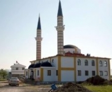 AYVALIK’A MODERN CAMİ Balıkesir’in Ayvalık ilçesinin gözde sahil beldesi Altınova modern bir camiye