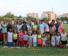BURHANİYE’ DE ATLETİZM YARIŞMASI Balıkesir’in Burhaniye ilçesinde, 1 Temmuzda başlayan atletizm kurslarınını sonuna yaklaşılırken,