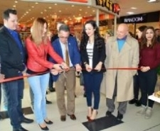 FUNDA DEMİRKAYA İLK SERGİSİNDE ESERLERİ İLE BÜYÜLEDİ Edremit’te tasarım alanında tecrübesi ile dikkat çeken Funda Demirkaya, açtığı