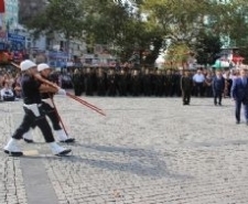 Edremit’te kurtuluş coşkusu yaşandı Balıkesir’in Edremit ilçesinin düşman işgalinden kurtuluşunun 94. Yıldönümü, Cumhuriyet Meydanı’nda