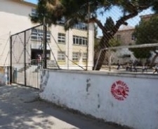 OKUL DUVARLARI VE BİLBOARDLARI PARTİ İLANLARIYLA BOYANMASI TEPKİ ÇEKİYOR Ayvalık ilçesinde, yaklaşan 7 Haziran genel seçimleri öncesinde siyasi tansiyon