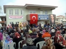 Balıkesir’in Burhaniye ilçesinde, belediyenin, Öğretmenler Mahallesi’nde yaptırdığı muhtarlık binası Kaymakam