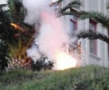 AYVALIK’TA İFTAR TOPU GELENEĞİ SES BOMBASIYLA SÜRÜYOR Balıkesir’in Ayvalık ilçesinde, Ramazan ayının olmazsa olmazı olan iftar topu