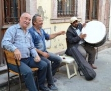 Balıkesir’in Ayvalık ilçesinde, ilçenin sevilen gençlerinden Davulcu Mehmet’in çaldığı davulun