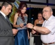 FİLİZ KANADA’YA GELİN GİDİYOR Edremit ilçesinin tanınmış oto camcılarından Sebahattin ve Gülşen Karahan çifti,