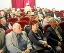 EDREMİT İLÇE NÜFUS MÜDÜRÜ MUHTARLARI BİLGİLENDİRDİ Balıkesir’in Edremit ilçesinde görev yapan İlçe Nüfus Müdürü Renginur Ayan,