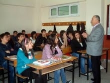 BURHANİYE’DE DERSHANELERE GİDEMEYEN ÖĞRENCİLER İÇİN ÜCRETSİZ KURS Balıkesir’in Burhaniye ilçesinde, dershanelere gidemeyen dar gelirli aile çocukları için