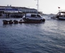 Balıkesir’in Ayvalık ilçesinde, akşam saatinde deniz suyunun yükselmesi, deniz kıyısında