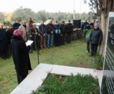 ÜNLÜ ŞAİR HALİL SOYUER HAVRAN’DA MEZARI BAŞINDA ANILDI Mezarı başında okuna Kuran-ı Kerim'i müteakip Neşe Demirbil tarafından şairin