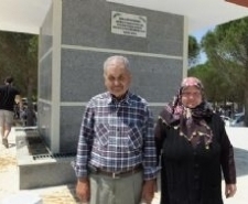 BURHANİYELİ HAYIRSEVER 14 KİLOMETREDEN SU GETİREREK HAYIR YAPTI Balıkesir’in Burhaniye ilçesinde, Kamil Daş adlı hayırsever 14 kilometrelik yoldan