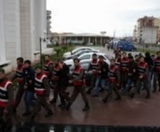 Düzenledikleri sahte kimlik ve evraklar ile kendilerini istihbarat ve Türk