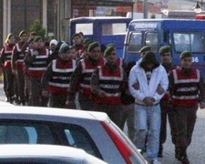 EVLERİNDE UYUŞTURUCU ALEMİ YAPAN ÜNİVERSİTE ÖĞRENCİLERİNİN KEYFİ JANDARMANIN BASKINI İLE