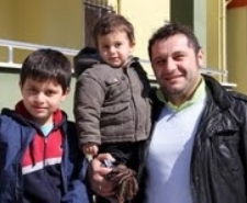 Arjantinli yıldız futbolcu Maradona’nın hayranı olan bir baba, 3 çocuğuna