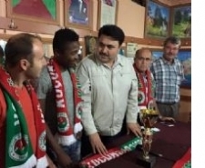 ESKİ FENER’Lİ UCHE’NİN KUZENİ HAVRAN’DA KÖY TAKIMI İLE ANLAŞTI Balıkesir’in Havran İlçesinde Köy Takımı olan Küçükşapçıspor 1993 ile 2002