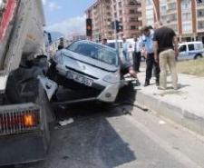 TIR’IN SÜRÜKLEDİĞİ OTOMOBİLDE 2 KİŞİ YARALANDI Edremit ilçesinde TIR’ın sıkıştırıp sürüklediği otomobilde bulunan 2 kişi yaralandı.