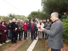 UĞUR MUMCU, AYVALIK’TAKİ EVİNİN ÖNÜNDE ANILDI 4 Ocak 1993 yılında Ankara’daki evinin önünde aracına konulan bombanın
