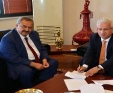 Balıkesir Üniversitesi İle Burhaniye Belediye Arasında Arazi Protokolü İmzalandı Üniversite ve Burhaniye Belediyesi arasında Ortak Hizmet Protokolü imzalandı. Rektörlükte