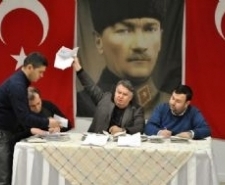 3. SÜ YAPILAN ÇİFTÇİ MALLARI BAŞKANLIĞI SEÇİMLERİNDE DERİNOVA YENİDEN SEÇİLDİ Yılan hikayesine dönen Ayvalık Çiftçi Malları Koruma Başkanlığı’nın seçimleri 3.
