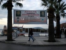 RESSAM RÜZGAR FİDAN’DAN YAĞLI BOYA ATATÜRK RESİM SERGİSİ Balıkesir’in Ayvalık Cumhuriyet Meydanı’nda, Atatürk’ün yağlı boya resimleri sergisi açıldı.