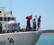 Yunan sahil güvenlik ekiplerince botları patlatılan mülteciler, Türk sahil güvenlik