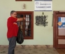 Cami Duvarına Haç İşareti Çizdiler Edremit ilçesinde bir caminin duvarına haç işaretini çizen kişi ya
