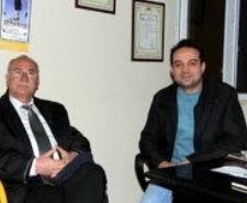 Balıkesir’in Burhaniye Belediye Başkanı Fikret Akova’ya üretici, zeytinyağı fiyatlarının hala
