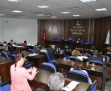 BAŞKAN SAKA, DAİRE MÜDÜRLERİ İLE BİR ARAYA GELDİ. Edremit Belediye Başkanı Kamil Saka, Başkan Yardımcıları ve belediyede görevli