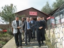 EDREMİT’TE MESİRE ALANINA GİRİŞ YASAKLANDI KAYMAKAM TOPRAK KAYMASININ YAŞANDIĞI ALANDA