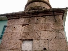 BALYA’DA ESKİYEN MİNARE KORKUTUYOR Balıkesir’in Balya ilçesinde, merkez Koca Cami’nin gövdesinde çatlaklar oluşan minaresi