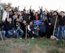 100 ÜLKÜCÜ, 100 AĞAÇ DİKTİ 100 ÜLKÜCÜ, 100 AĞAÇ DİKTİ EDREMİT ÜLKÜ OCAKLARI MENSUBU 100