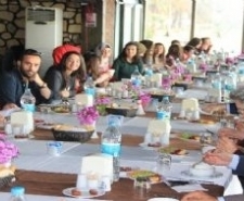 Filistinli öğrencilere veda yemeği Bir haftadır ilçede bulunan Filistinli öğrenci ve öğretmenler onuruna Edremit