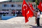 AYVALIK’TA YENİ EĞİTİM-ÖĞRETİM DÖNEMİ BURUK BİR TÖRENLE AÇILDI Balıkesir’in Ayvalık ilçesinde, 2014-2015 yılı eğitim-öğretim yılının başlaması dolayısıyla düzenlenen