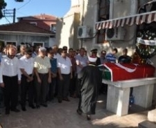 Denizde boğulan polis memuru toprağa verildi Çanakkale’de denizde boğulan kadın polis memuru Sezer’in cenazesi, memleketi Balıkesir’in