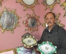 BURHANİYE DE EMEKLİNİN EL EMEĞİ GÖZ NURU ESERLERİ BEĞENİLDİ Balıkesir’in Burhaniye ilçesinde, Bağ-Kur emeklisi Hüseyin Bilecen’in deniz kabuklarından ürettiği