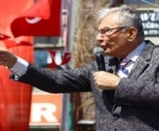 Deniz Baykal: “Referanduma gelip oy kullanmayana kız vermeyin Edremit ilçesinde Cumhuriyet Meydanı’nda düzenlenen mitingde konuşan Deniz Baykal, “Artık