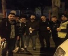 Edremit ilçesinde gece sokakta nöbet tutan ve devriye gezen polis