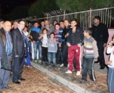 UYSAL, MEMİŞ’TE ‘DAVUL – ZURNA’ İLE KARŞILANDI Burhaniye ilçesinin Memiş Mahallesini ziyaret eden Burhaniye AK Parti Belediye