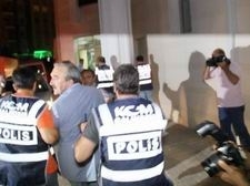 BAŞKAN KILIÇ ADLİYEYE GETİRİLDİ GÜN BOYU BEKLEYEN COŞKULU KALABALIK KILIÇ'I 'BÜYÜK BAŞKAN EDREMİT SENİNLE