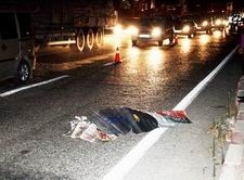KADIKÖY’DE YAŞLI ADAM ANA YOLDA KARŞIDAN KARŞIYA GEÇMEYE ÇALIŞINCA CANINDAN