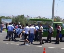 DİREKSİYON BAŞINDA FENALAŞAN ŞOFÖR ARACI DEVİRDİ Balıkesir’in Edremit ilçesinde araç kullanırken fenalık geçiren yaşlı adam kılpayı