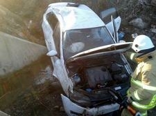 HAVRAN’DA ARACIYLA 50 METRELİK MENFEZE UÇTU: 2 YARALI Balıkesir’in Havran ilçesinde direksiyon hakimiyetini kaybeden bir araç, 50 metrelik