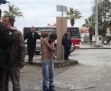 AYVALIK’TA ENGELLİ VATANDAŞLA ALAY EDİLDİĞİ İDDİASI Balıkesir’in Ayvalık ilçesinde yaşayan ve geçimini vatandaşların yardımlarıyla sürdüren zihinsel