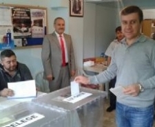 EDREMİT EĞİTİM-SEN’DE BAŞKANLIĞA MUHARREM YENİGÜN SEÇİLDİ 2 adayın yarıştığı seçimlerde Muharrem Yenigün başkanlığa seçildi.