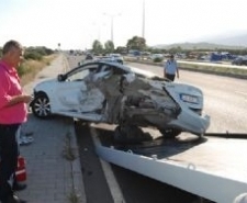 OTOMOBİLE ARKADAN ÇARPTI 3 KİŞİ YARALANDI Çanakkale İzmir kara yolunda bozulan ve park halinde olan otomobile