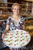 AYVALIK’TA GÜLLAÇ SATIŞLARI PATLADI Balıkesir’in Ayvalık ilçesinde, Ramazan ayının gelmesiyle birlikte güllaç tatlısı satışlarında