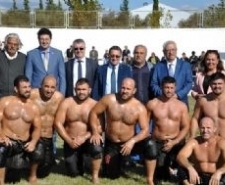 11. EDREMİT YAĞLI PEHLİVAN GÜREŞLERİ YAPILDI Edremit Belediyesi’nin düzenlediği 11. Yağlı Pehlivan Güreşleri yoğun bir katılım
