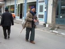 BALIKESİRLİ HALK OZANININ YANIK TALİHİ– PAZAR PAZAR DOLAŞAN HALK OZANI
