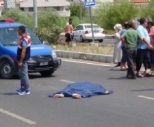TRAFİK KAZASI 1 ÖLÜ BİSİKLETİYLE KARŞIDAN KARŞIYA GEÇMEK İSTERKEN CANINDAN OLDU