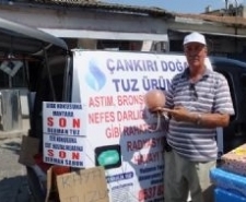 ÇANKIRI’NIN KAYA TUZU ŞİFA KAYNAĞI OLDU Balıkesir’in Burhaniye ilçesinde, kaya tuzu ürünleri satan Hayrettin Adıgüler, ürünlerin